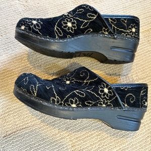 Dansko Clogs size 39 (8.5)